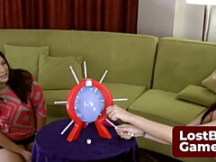 18 ans, Gros seins, Brunette brune, Femelle, Lesbienne, Orgasme, Se déshabiller, Adolescente