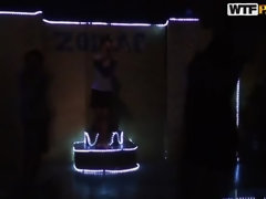 Braunhaarige, Öffentlich, Sich ausziehen