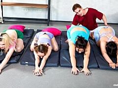 18 años, Culo grande, Verga grande, Mamada, Estilo perrito, Tetas naturales, Orgía, Adolescente