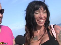Tetas grandes, Morena, Corridas faciales, Dinero, Al aire libre, Perforación, Tatuaje, Trio