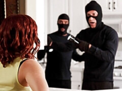 Grosser arsch, Grosser schwanz, Grosse titten, Blasen, Hundestellung, Doppelpenetration, Milf, Kurzes haar