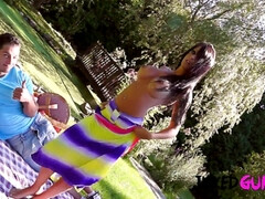 Grosse titten, Braunhaarige, Milf, Im freien, Öffentlich, Rasiert, Tätowierung, Titten