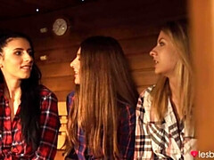 Kont, Lesbisch, Likken, Natuurlijke tieten, Saunazaal, Tieten likken, Bekijker, Nat