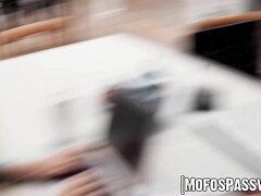 Blasen, Braunhaarige, Kehlenfick, Schwanz, Hundestellung, Pov, Öffentlich, Flotter dreier