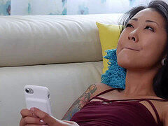 Asiatique, Grosse bite, Sucer une bite, Petite femme, Tatouage, Nénés