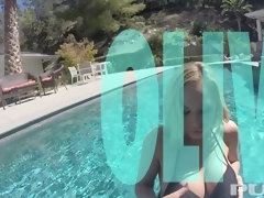 デカパイ, ブロンド, 指いじり, オナニー, プール, タトゥー, いじめ, 濡れ