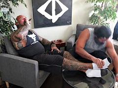 Amateur, Pareja, Pies, Fetiche de pies, Gay, Músculo, Fumando, Tatuaje