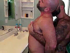Sucer une bite, Homosexuelle, Poilue, Hard, Lécher le sphincter, Douche, Tatouage
