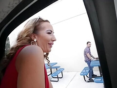 Gros cul, Gros seins, Blonde, Sucer une bite, Voiture, Éjaculer dans la bouche, Mère que j'aimerais baiser, Chatte