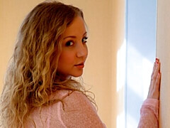 Enthousiasteling, Kont, Masturbatie, Natuurlijke tieten, Alleen, Strippen, Tieten likken, Speelgoed