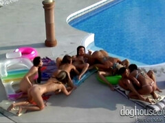 Asiatisch, Blondine, Braunhaarige, Vollbusig, Lecken, Im freien, Pool, Titten