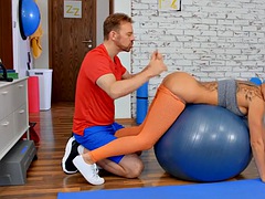 In den arsch, Arschlecken, Grosse titten, Dildo, Milf, Öl, Tätowierung, Spielzeuge