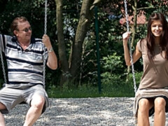 Pijpbeurt, Bruinharig, Jurk, Likken, Natuurlijke tieten, Buiten, Kut duiken, Geschoren