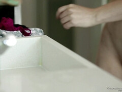 Bruinharig, Gezichtzitten, Lesbisch, Likken, Moeder die ik wil neuken, Natuurlijke tieten, Kut duiken, Tatoeage