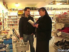 お尻, フェラチオ, 茶髪の, イマラチオ, お婆さん, 淫乱熟女, 母, 義母