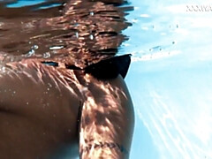 18 jaar, Kont, Grote kont, Grote mammen, Fetisj, Openbaar, Alleen, Tieten likken