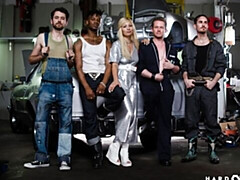 Gros cul, Grosse bite, Gros seins, Blonde, Sucer une bite, Voiture, En levrette, Partouze