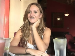 En gros plan de très près, Fétiche des pieds, Lingerie, Massage, Masturbation, Public, Jarretelles, Sous la jupe
