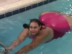 Amateur black bitch swimming in the pool and posing