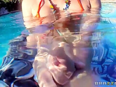 デカパイ, ビキニ, ブロンド, フェラチオ, 顔射, 眼鏡, ヒール, 現実