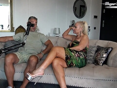Grosser schwanz, Grosse titten, Blasen, Paar, Hundestellung, Klaffend, Handjob, Hardcore
