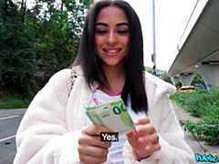 Gros cul, Gros seins, Sucer une bite, Brunette brune, En levrette, De plein air, Maigrichonne, Adolescente