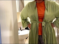 Enthousiasteling, Gevangen, Vies, Dominatie, Rijpe lesbienne, Pissen, Stiefmoeder, Toilet