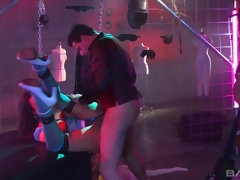 ブロンド, イく瞬間, 顔射, 下着, 熟年, ピアス, タトゥー, 三人