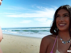 Tetas grandes, Bikini, Mamada, Morena, Corridas faciales, Atragantadas, Coño, Nalgadas