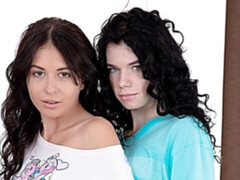 Arsch, Schwarz, Braunhaarige, Hardcore, Küssen, Lecken, Jungendliche (18+), Flotter dreier