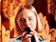 Amateur, Chambre à dormir, Brunette brune, Lingerie, Maigrichonne, Solo, Jarretelles, Nénés