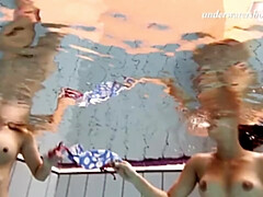 Arsch, Grosse titten, Fetisch, Freundin, Lesbisch, Pool, Öffentlich, Unter wasser