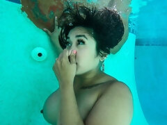 Grosser arsch, Grosse titten, Blasen, Braunhaarige, Interrassisch, Milf, Im freien, Pool
