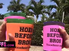 Culo grande, Bikini, Mamada, Corridas, Estilo perrito, Corridas faciales, Adolescente, Tetas