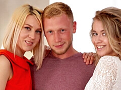 Schlafzimmer, Grosser arsch, Grosse titten, Blasen, Hundestellung, Behaart, Jungendliche (18+), Flotter dreier