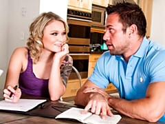 Blonde, Sucer une bite, En levrette, Seins naturels, Cheveux courts, Jarretelles, Adolescente, Nénés
