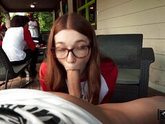 18 ans, Sucer une bite, Lunettes, De plein air, Pov, Public, Rousse roux, Adolescente