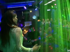 Zwart, Blond, Pijpbeurt, Handbeurt, Lesbisch, Feest, Kut duiken, Zuigen