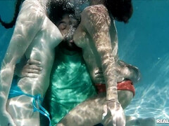 Gorge profonde, En levrette, Doigter, Embrassement, Léchez, Piscine, Chatte, Plan cul à trois