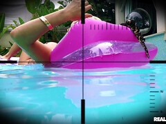 Verga grande, Tetas grandes, Estilo perrito, Lamidas, Madres para coger, Al aire libre, Piscina, Tatuaje