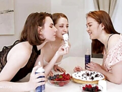 Grosser arsch, Fingern, Küssen, Lesbisch, Lecken, Masturbation, Natürlichen titten, Rasiert