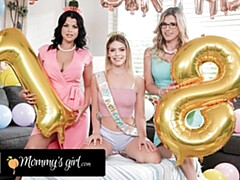 Grosser arsch, Hd, Lesbisch, Mutti, Muschi, Hintern versohlen, Jungendliche (18+), Flotter dreier