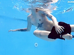 Tussi, Blondine, Frau, Fetisch, Pool, Solo, Titten, Unter wasser