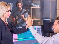 Cul, Lécher le cul, Blonde, Sucer une bite, En levrette, Branlette thaïlandaise, Embrassement, Lingerie