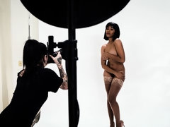 Gros seins, Brunette brune, En levrette, Noir ébène, Branlette thaïlandaise, Seins naturels, Mamelons, Plan cul à trois