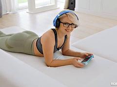 Grosser schwanz, Blondine, Brille, Hardcore, Hd, Lesbisch, Kurzes haar, Titten