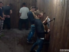 Sucer une bite, Brunette brune, En levrette, Groupe, Branlette thaïlandaise, Hard, Rasée, Nénés