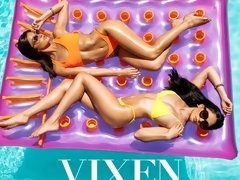 Cul, Sucer une bite, Brunette brune, 2 femmes 1 homme, Branlette thaïlandaise, Masturbation, Piscine, Voyeur