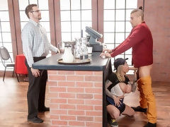 Gros cul, Blonde, Sucer une bite, En levrette, Branlette thaïlandaise, Embrassement, Rasée, Tatouage