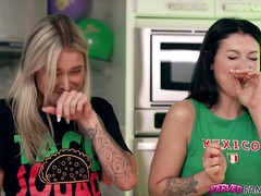 Blonde, Sucer une bite, Brunette brune, Queue, Hard, Hd, Plan cul à trois, Nénés